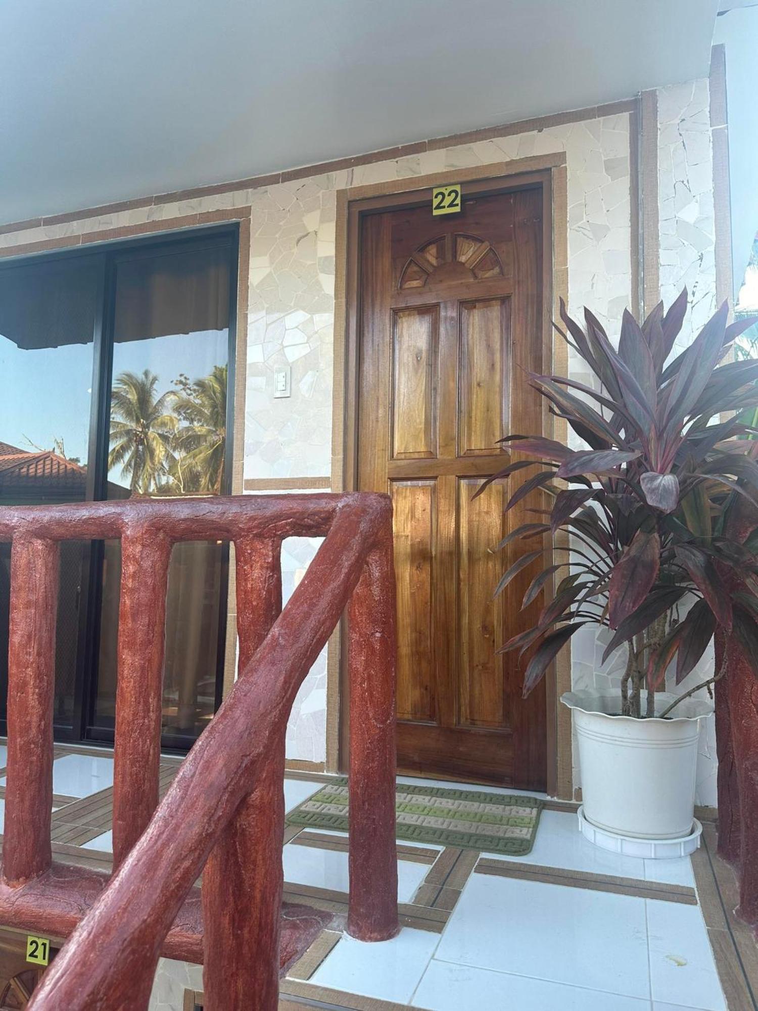 לובוק Stefanie Grace Paradise Inn מראה חיצוני תמונה